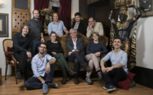 De gauche à droite: Thomas Sandoz, Guillaume Rihs (assis), Guy Chevalley (debout), Estelle Perrenoud, Blaise Hofmann (debout), Roland Buty (assis) Nicolas Verdan (debout), Eugène, Julie Guinand et Bruno Pellegrino. Photo (c) Palexpo / Darrin Vanselow. Cliquez ici pour accéder au site De gauche à droite: Thomas Sandoz, Guillaume Rihs (assis), Guy Chevalley (debout), Estelle Perrenoud, Blaise Hofmann (debout), Roland Buty (assis) Nicolas Verdan (debout), Eugène, Julie Guinand et Bruno Pellegrino. Photo (c) Palexpo / Darrin Vanselow. Cliquez ici pour accéder au site