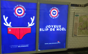 Le slip français parade avec ses cornes dans le métro. Photo © Guillaume. Le slip français parade avec ses cornes dans le métro. Photo © Guillaume.