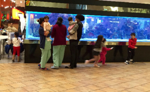 Trois travailleuses domestiques s'occupent de six enfants dont les parents dînent au restaurant. Photo (c) Bulent Inan. Trois travailleuses domestiques s'occupent de six enfants dont les parents dînent au restaurant. Photo (c) Bulent Inan.