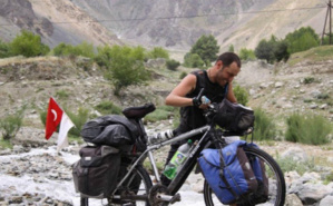 Gürkan Genç sur les chemins rocailleux du Tadjikistan. Photo (c) Gürkan Genç