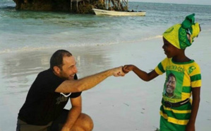 Gürkan Genç à la rencontre d'une fillette en Tanzanie. Photo (c) Gürkan Genç
