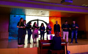 Chorale de l'université américaine du Koweït interprétant "La Marseillaise". Photo (c) Bulent Inan.