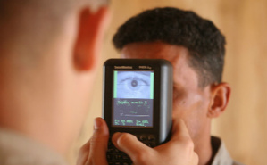 Biométrie de l'oeil. Photo (c) Cpl Spencer, M.Murphy, corps des Marines. Biométrie de l'oeil. Photo (c) Cpl Spencer, M.Murphy, corps des Marines.