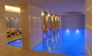 L'espace piscine. Photo (c) Eva Esztergar L'espace piscine. Photo (c) Eva Esztergar