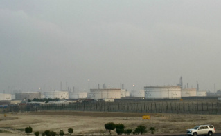 La raffinerie de pétrole Mina Al Ahmadi, au sud du Koweït. Photo (c) Bulent Inan. La raffinerie de pétrole Mina Al Ahmadi, au sud du Koweït. Photo (c) Bulent Inan.