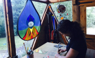 Albertina dans son atelier au milieu de ses créations. Photo (c) Marie-Rachel Aparis Albertina dans son atelier au milieu de ses créations. Photo (c) Marie-Rachel Aparis