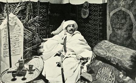 Pierre Loti dans sa chambre arabe (c) Dornac Pierre Loti dans sa chambre arabe (c) Dornac