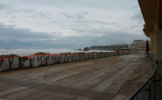 Sacs de sable placés devant le Casino de la Grande Plage de Biarritz. Photo (c) Julie Cartelier Sacs de sable placés devant le Casino de la Grande Plage de Biarritz. Photo (c) Julie Cartelier