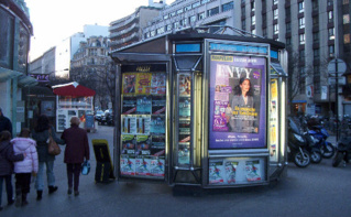 Kiosque à journaux, quartier Montparnasse, Paris. Photo (c) Yelles. Kiosque à journaux, quartier Montparnasse, Paris. Photo (c) Yelles.