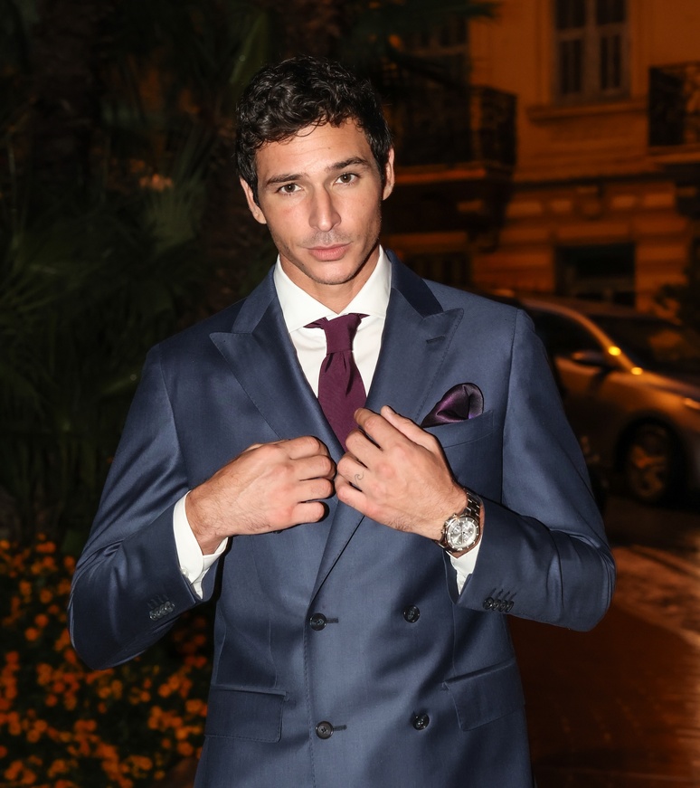 Chaque pièce signée AMC Haute Couture est un manifeste d’élégance intemporelle, façonné par des heures de travail minutieux et une recherche constante de perfection. (c) AMC HAute Couture. Chaque pièce signée AMC Haute Couture est un manifeste d’élégance intemporelle, façonné par des heures de travail minutieux et une recherche constante de perfection. (c) AMC HAute Couture.