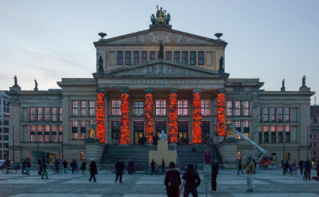 Le Konzerthaus de Berlin et ses colonnes habillées de gilets de sauvetage. Photo (c) Mompl Le Konzerthaus de Berlin et ses colonnes habillées de gilets de sauvetage. Photo (c) Mompl