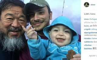 Ai Weiwei au contact des réfugiés. Capture d'écran du compte Instagram de l'artiste @aiww Ai Weiwei au contact des réfugiés. Capture d'écran du compte Instagram de l'artiste @aiww