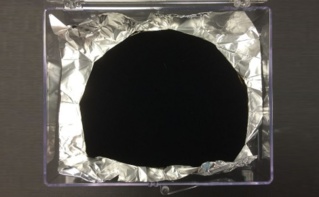 Le Vantablack rend la surface de l'aluminium imperceptible. Photo (c) Surrey NanoSystems