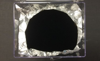 Le Vantablack rend la surface de l'aluminium imperceptible. Photo (c) Surrey NanoSystems Le Vantablack rend la surface de l'aluminium imperceptible. Photo (c) Surrey NanoSystems