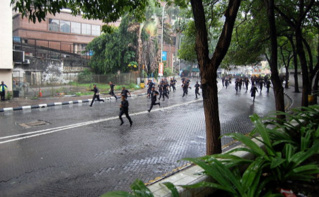 Les policiers réprime depuis des années les opposants. Photo (c) Hafiz Noor Shams Les policiers réprime depuis des années les opposants. Photo (c) Hafiz Noor Shams