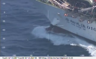 Le navire chinois dans le viseur des gardes côtes argentins. Capture d'écran de la vidéo de la Préfecture navale argentine montrant l'opération.