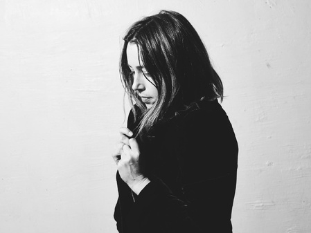 Marie Espinosa , l'éternelle romantique chante La Pleureuse