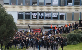 Les étudiants de Rennes 2 réunis devant les marches du hall B. Photo (c) Alice Dutray.