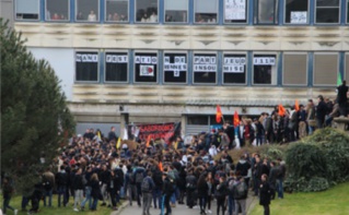 Les étudiants de Rennes 2 réunis devant les marches du hall B. Photo (c) Alice Dutray. Les étudiants de Rennes 2 réunis devant les marches du hall B. Photo (c) Alice Dutray.