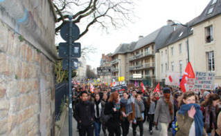 Étudiants et lycéens rentrent en cortège à Rennes 2. Photo (c) Alice Dutray. Étudiants et lycéens rentrent en cortège à Rennes 2. Photo (c) Alice Dutray.