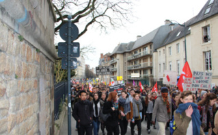 Étudiants et lycéens rentrent en cortège à Rennes 2. Photo (c) Alice Dutray.