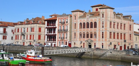 L’immense bâtisse sans jardin domine le port et depuis les belles fenêtres en arcade on a une vue spectaculaire sur le port de pêche de Saint-Jean-de-Luz, la ville et la côte. (c) DR
