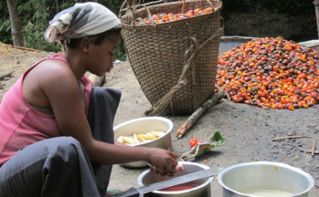 Kahambu, femme déplacée entrain de préparer à manger à ses cinq enfants. Kalembe, Nord-Kivu, RDC. Photo (c) Pierre Buingo Kahambu, femme déplacée entrain de préparer à manger à ses cinq enfants. Kalembe, Nord-Kivu, RDC. Photo (c) Pierre Buingo