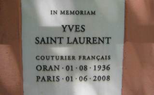 La plaque commémorative du célèbre créateur de mode Yves Saint-Laurent, à Marrakech. Photo (c) M. Falk