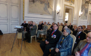 Une cinquantaine des membres de l'Association se sont retrouvés dans la salle des Honneurs de la Mairie rethéloise. Photo prise par l'auteur