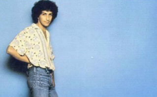 Cliquez ici pour accéder à la page de l'artiste Cliquez ici pour accéder à la page de l'artiste