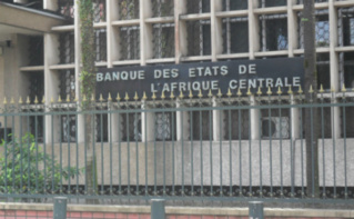 Le siège de la banque des Etats de l'Afrique Centrale (BEAC) à Douala, Cameroun. Photo (c) Florence Esther