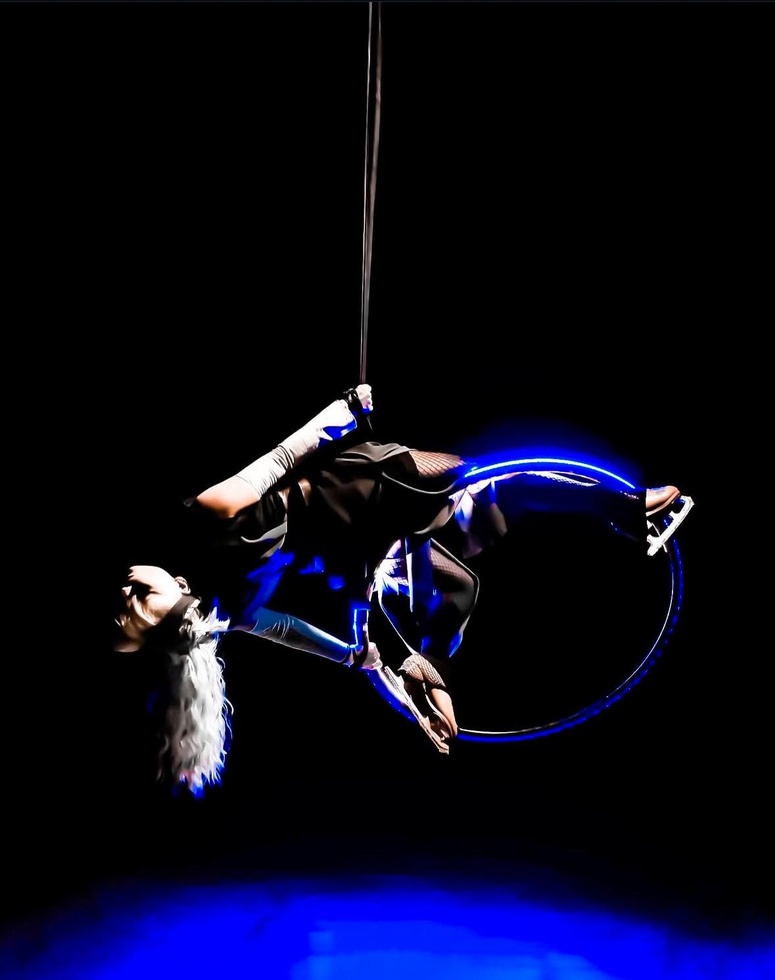 "Star Wars, Equilibrium" @sarahaerial.ice Aerial Hoop Led On Ice.(c) Gaelle Robert. "Star Wars, Equilibrium" @sarahaerial.ice Aerial Hoop Led On Ice.(c) Gaelle Robert.