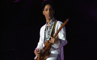 Prince au festival Coachella en 2008. Photo (c) Penner. Cliquez ici pour accéder à la page artiste
