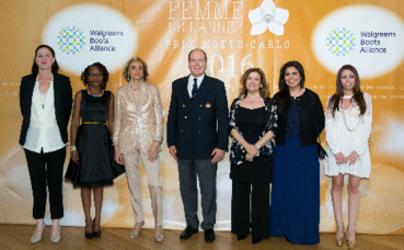 Le Prince Souverain entouré des lauréates. Photo courtoisie (c) Alberto Colman