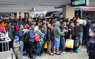 Des réfugiés attendent à la gare de Vienne. Photo (c) Bwag
