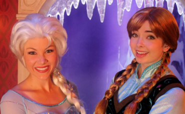 Elsa et Anna. Photo (c) MaddyInDisneyland Elsa et Anna. Photo (c) MaddyInDisneyland