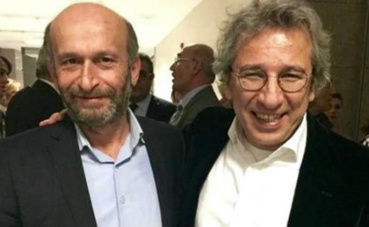 De gauche à droite: Erdem Gül et Can Dündar, deux journalistes du quotidien turc de centre-gauche Cumhuriyet. Photo (c) VOA.