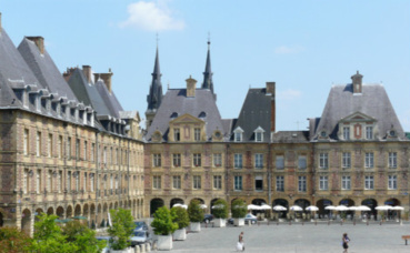 La place Ducale, principale attraction touristique de Charleville-Mézières. Photo (c) Ad Meskens
