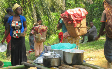 Dans leur fuite, des femmes et enfants achetent à manger dans un restaurant improvisé. Photo (c) Pierre Buingo, Walikale, juin 2015