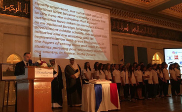 Les élèves du lycée français du Koweït sur scène aux côtés de l'Ambassadeur de France au Koweït et du ministre adjoint des Affaires étrangères koweïtien. Photo (c) Bulent Inan.