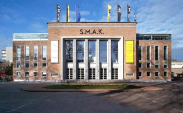 Le S.M.A.K. (Stedelijk Museum voor Actuele Kunst). Image du domaine public.