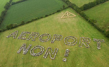 Fresque humaine des opposants au projet d'aéroport. Photo (c) Moulins. Fresque humaine des opposants au projet d'aéroport. Photo (c) Moulins.