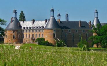 Le château de Saint-Fargeau. Image du domaine public. Le château de Saint-Fargeau. Image du domaine public.