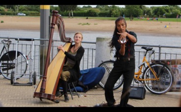 Harpiste et jongleur contact ball. Photo (c) Alice Dutray.