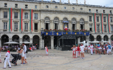 Le roi Léon au balcon de la mairie de Bayonne. Photo (c) Julie Cartelier Le roi Léon au balcon de la mairie de Bayonne. Photo (c) Julie Cartelier