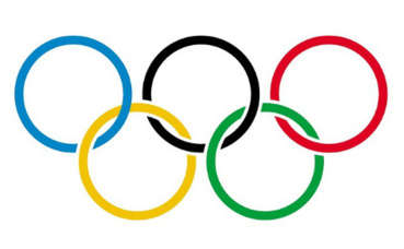 Le drapeau olympique, sous lequel défile l'équipe des réfugiés. Image du domaine public. Le drapeau olympique, sous lequel défile l'équipe des réfugiés. Image du domaine public.