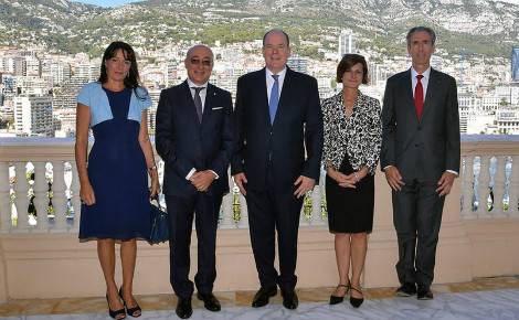 Autour de S.A.S. le Prince Albert II, de gauche à droite: Mme Gallo, S.E.M. Cristiano Gallo, S.E.Mme Marine de Carne de Trecesson de Coetlogon et M. Gilles Tonelli. Photo (c) Charly Gallo / DC
