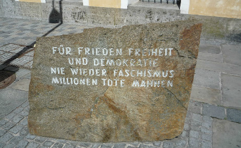 Le monument dédié aux victimes du fascisme devant la maison d'Adolf Hitler. Photo (c) Lucignolobrescia