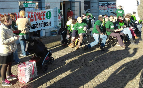 Militants Bizi à Bayonne le samedi 10 décembre 2016 pour une action "chaises musicales" et dénoncer l'évasion fiscale. Photo (c) Julie Cartelier