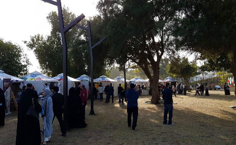 Stands, au Al Shaheed Park, des ambassades des pays ayant participé à la Libération du Koweït. Photo (c) Bulent Inan.